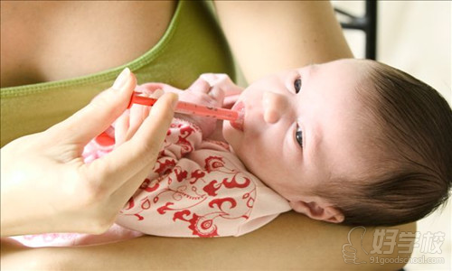 育婴师如何给新生儿喂药？