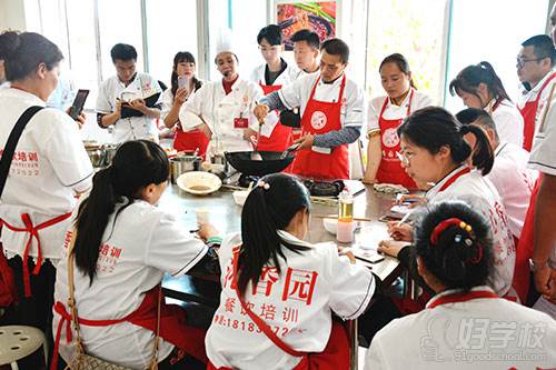 成都沁香園餐飲培訓(xùn)中心  快餐套飯教學(xué)現(xiàn)場(chǎng)