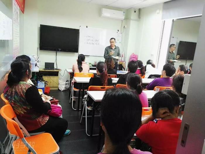 金贝家政培训学员上课情景 金贝家政培训学员上课情景