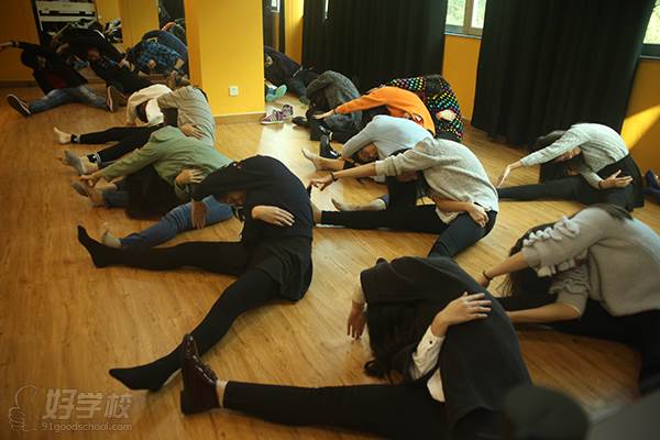 广州广电艺术培训中心学员锻炼