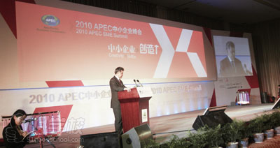 策马翻译学校胡敏霞老师（左）在APEC中小企业峰会上为东盟秘书长素林担任口译