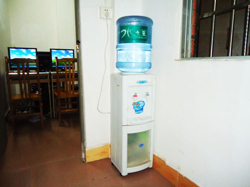 免费的纯净水供应