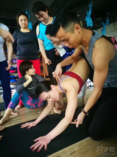 湖南EightWei创意运动瑜伽培训中心  课程指导练习