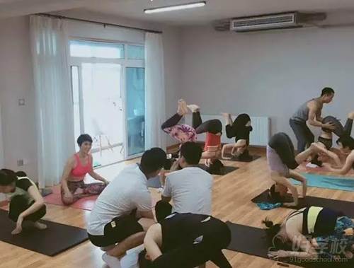 湖南EightWei创意运动瑜伽培训中心  学员练习场景