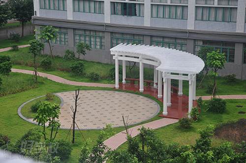 广州市第二外国语学校  校内小花园
