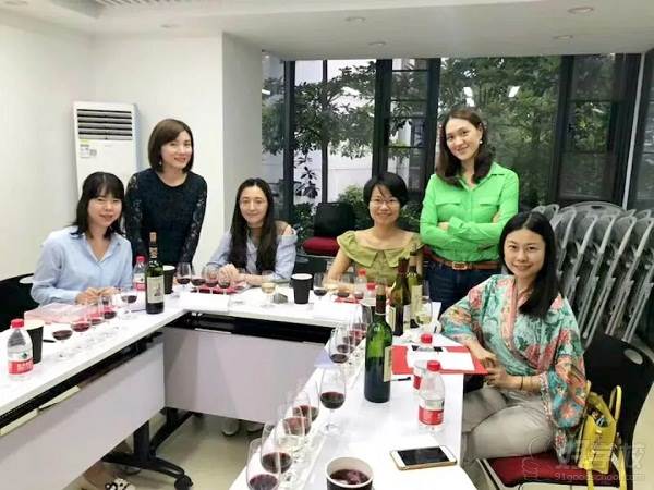 广州沐辰学院葡萄酒鉴赏认证课程上课现场