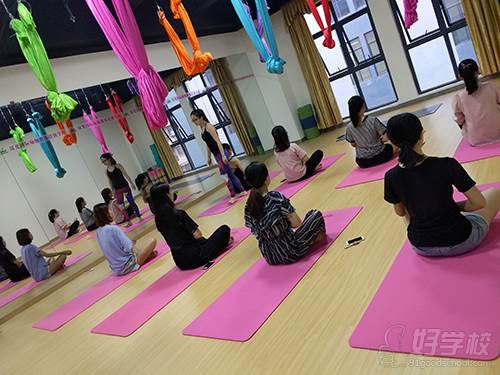 深梵国际瑜伽教练培训学校  学员瑜伽坐姿练习