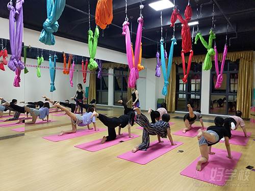 深梵国际瑜伽教练培训学校  瑜伽拉伸动作练习