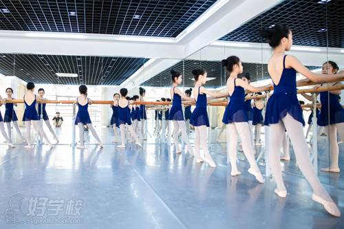 广州爱丽芭蕾舞蹈艺术培训中心 授课现场