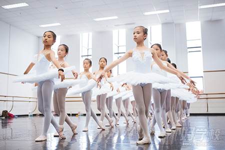 广州爱丽芭蕾舞蹈艺术培训中心  学员小剧场联排