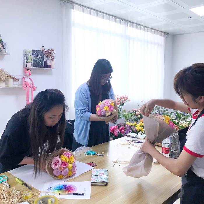 广州初芯花艺设计培训中心  学员插花学习现场