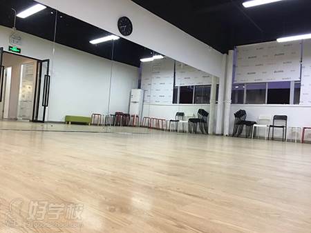 深圳唔同传媒艺考培训中心  播音形体表演教室