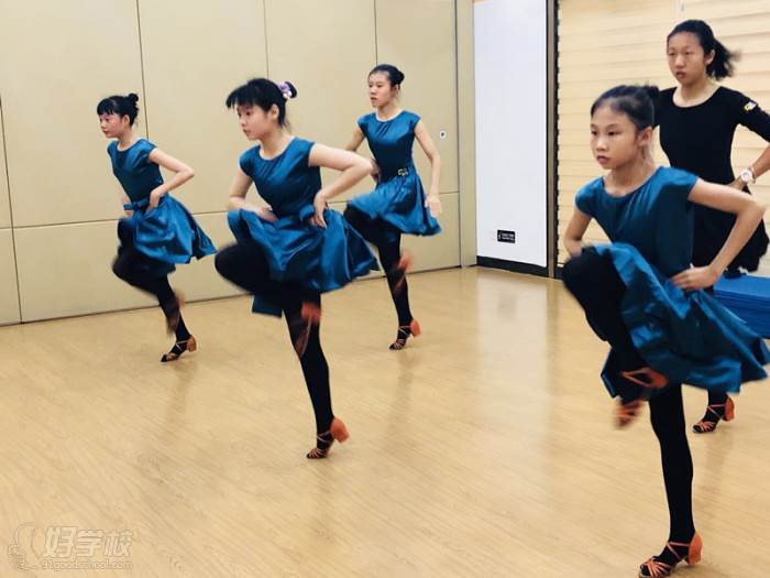 深圳港龙舞蹈培训中心  现场舞蹈学习