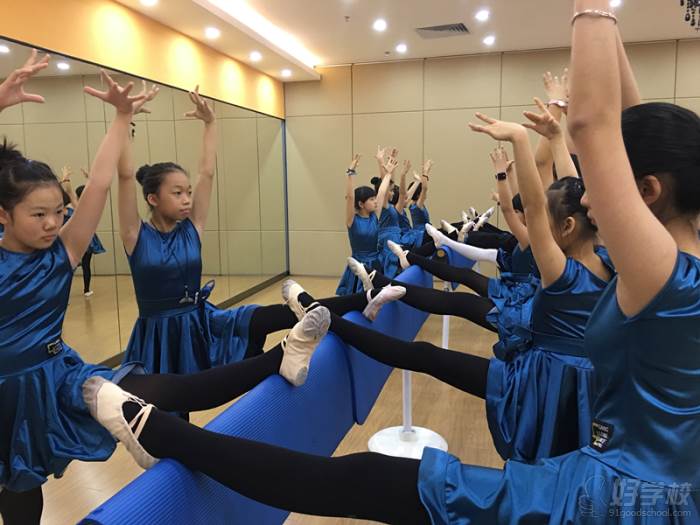 深圳港龙舞蹈培训中心  舞蹈基本功训练