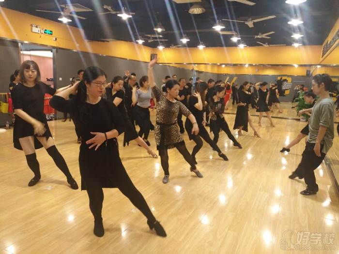 深圳港龙舞蹈培训中心  舞蹈动作练习现场