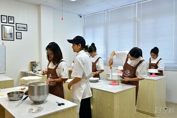 深圳龙岗区哪里有专业的西点烘焙学校?