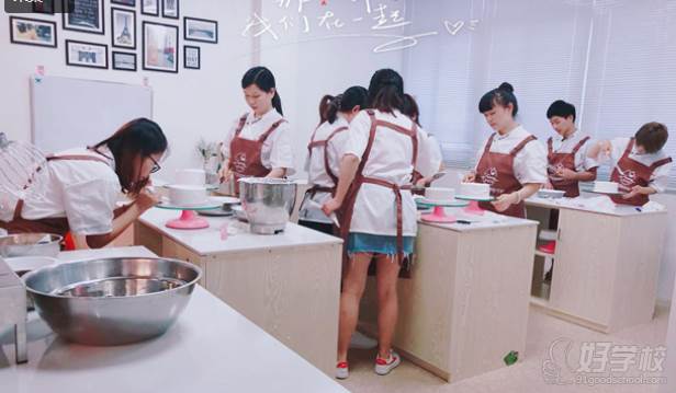 学员在学习蛋糕烘焙
