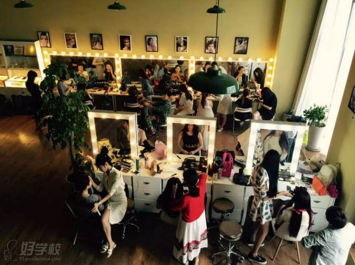 杭州瑞格造型美妆教育机构  学员练习现场