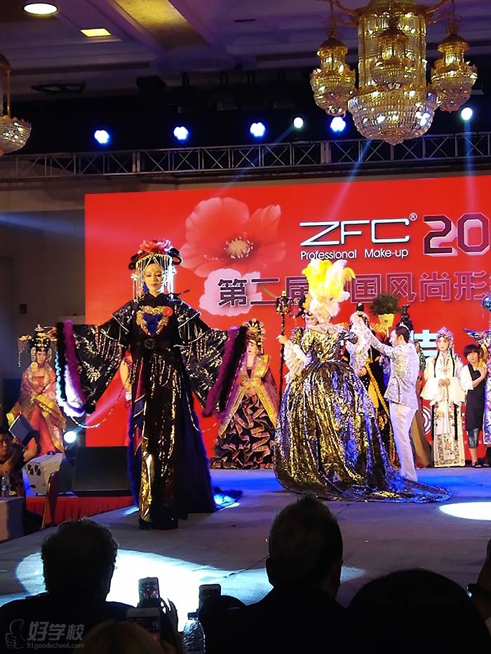 河南信阳新曼新娘化妆美甲纹绣连锁学校  学员舞台造型展示