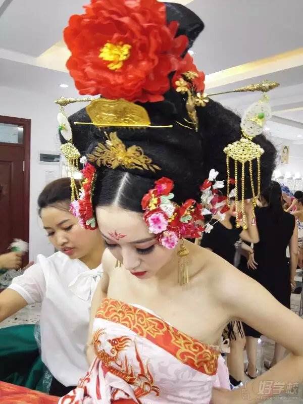 河南信阳新曼新娘化妆美甲纹绣连锁学校  造型制作过程