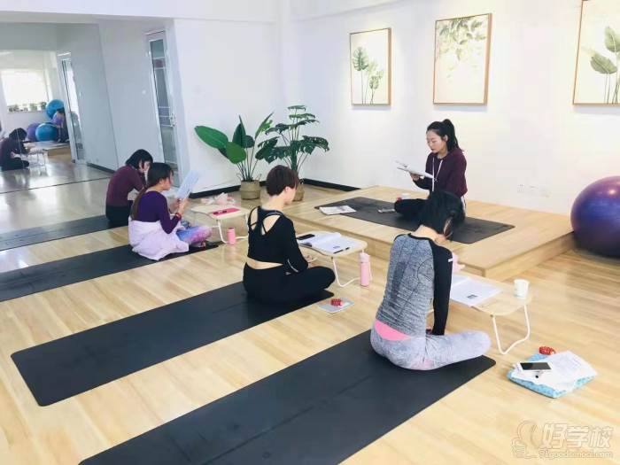 西安轻生活瑜伽培训中心  日常教学现场