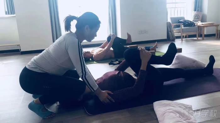 西安轻生活瑜伽培训中心  指导训练技巧