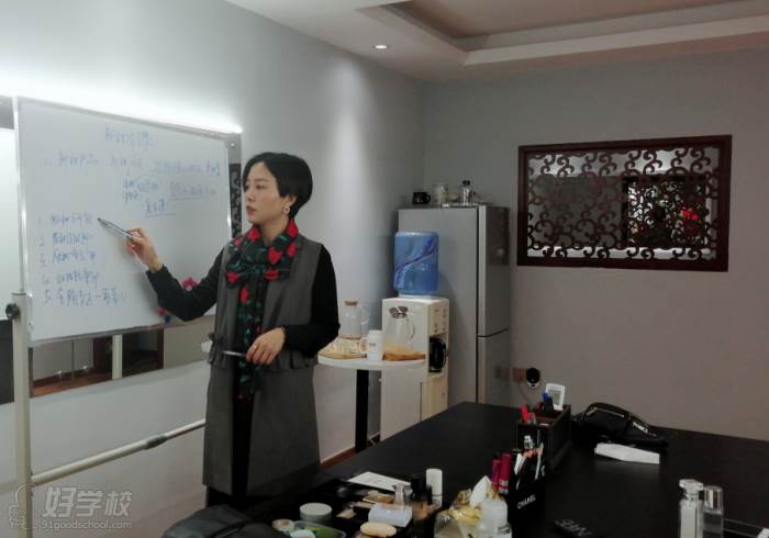 深圳耀尚国际形象设计培训中心  化妆基础理论教学