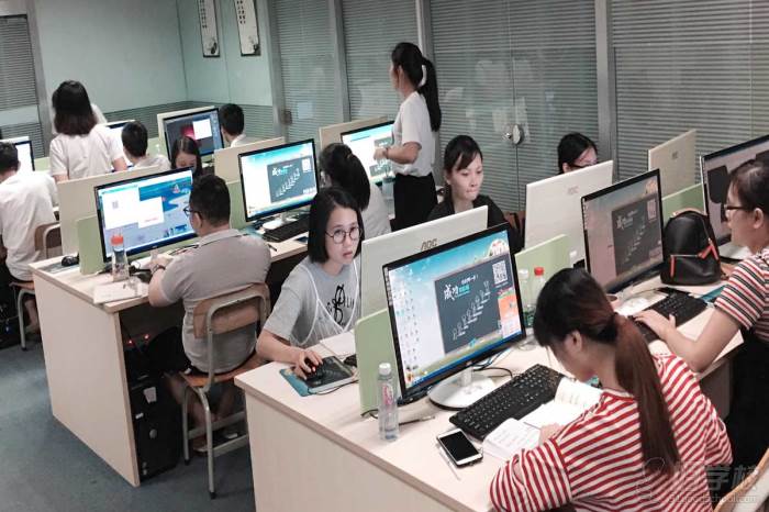 深圳创新教育电商学院学员上课