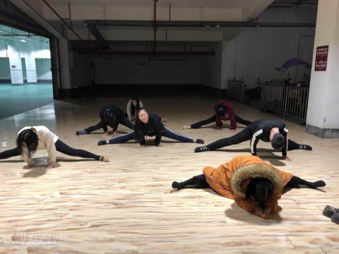 杭州核桃艺考培训中心 舞蹈训练现场
