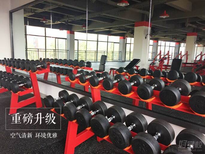 武汉东一健身培训学院  健身区
