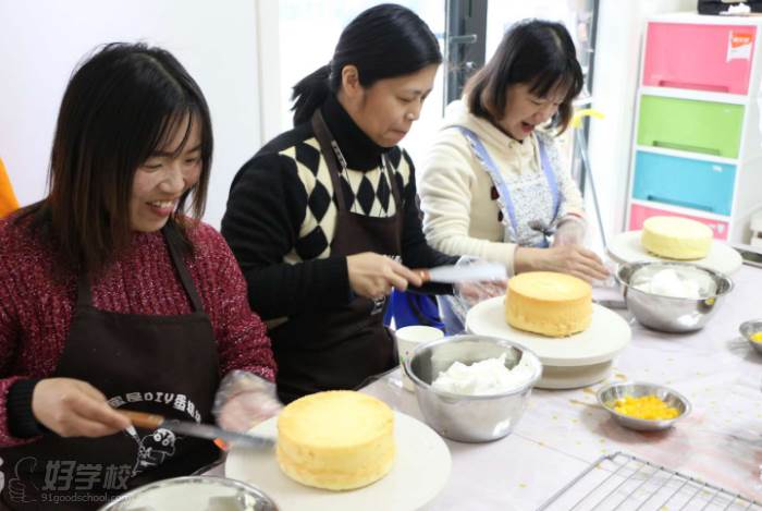 武汉月莎甜蜜屋DIY私房蛋糕  产品制作学习现场