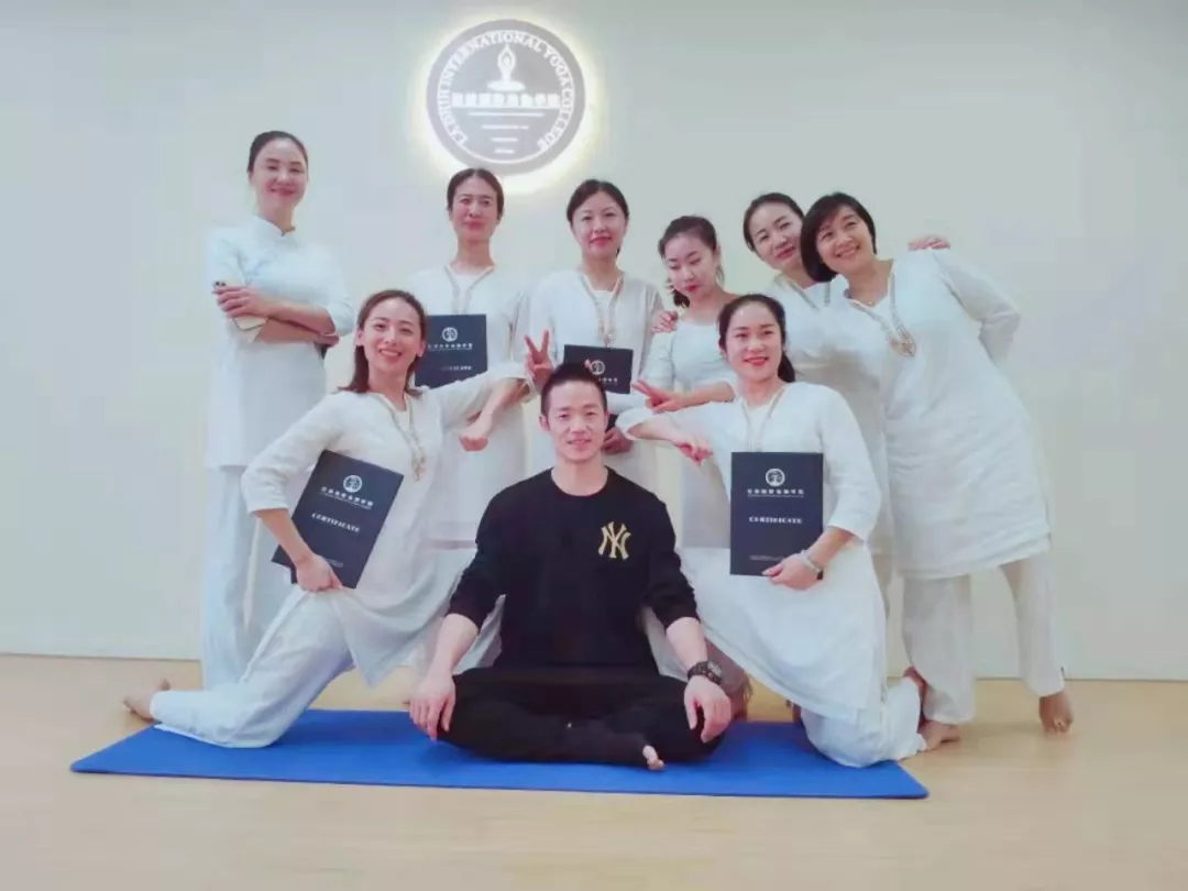 拉谛国际瑜伽学院  与老师合照