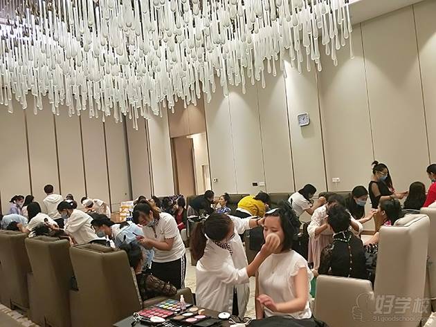 化妆班学员实操现场