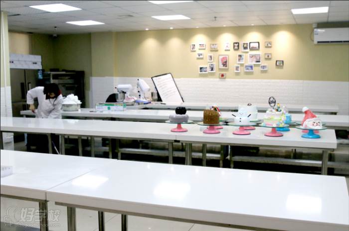 广州里永国际西点培训学校  蛋糕裱花教室