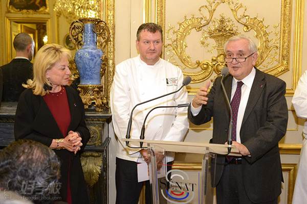绵阳罗曼法国烹饪学校 杜夫瑟先生与法国前总理让.皮埃尔.拉法兰在法中友好50周年宴会上