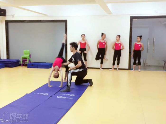 中国舞艺考教学场景