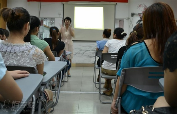 负责人向新时代学员介绍安杰玛