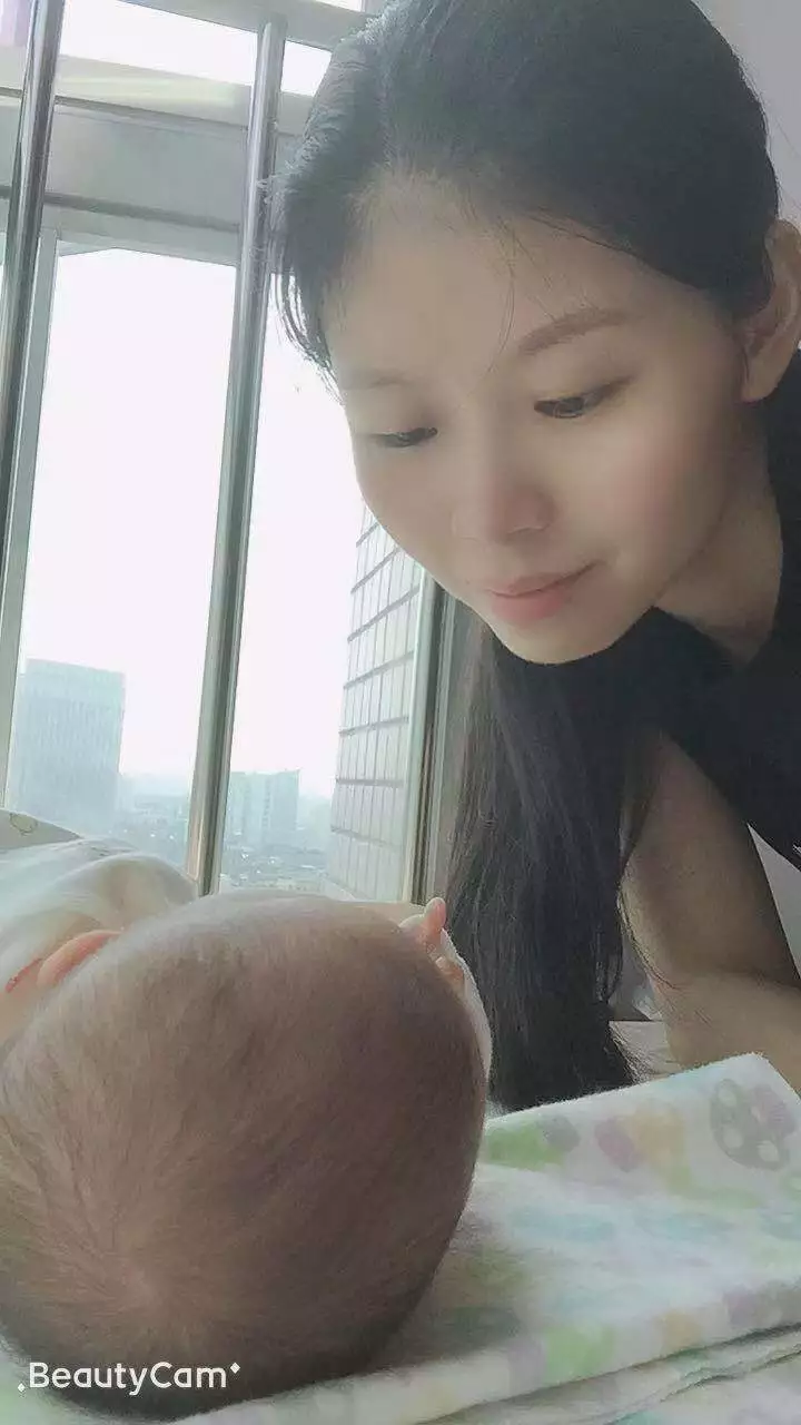 刘姐与某客户宝宝做早早教互动