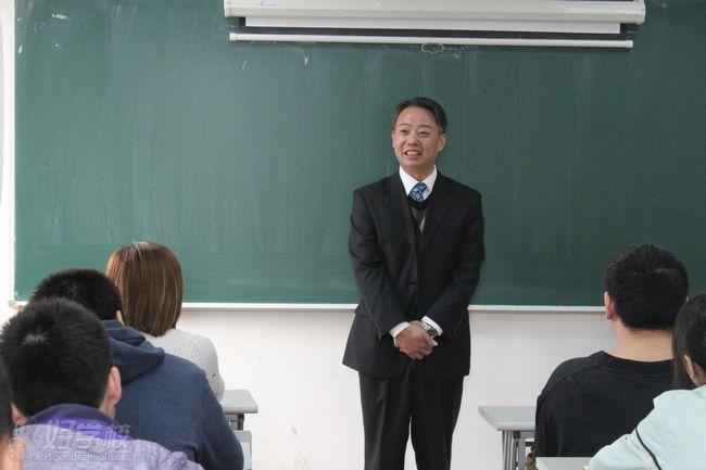 姚院长为同学们介绍昂立日语老师