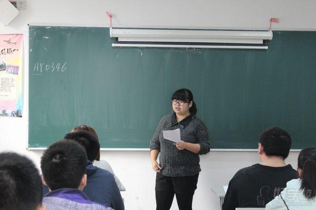 骆老师为大家讲解教学计划和学习进程