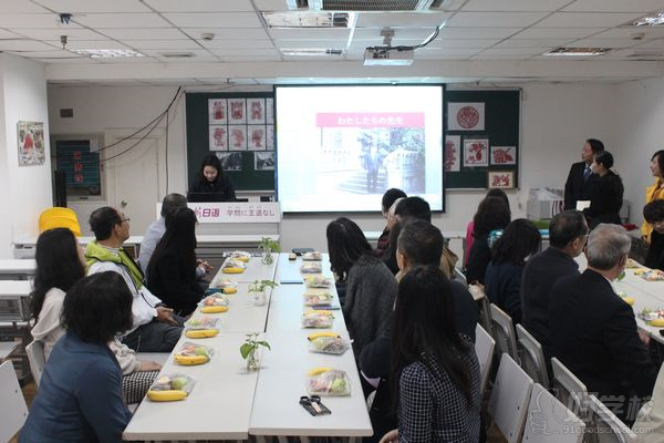 交流会开始前，大家一起观看昂立在校学生学习和生活的情况