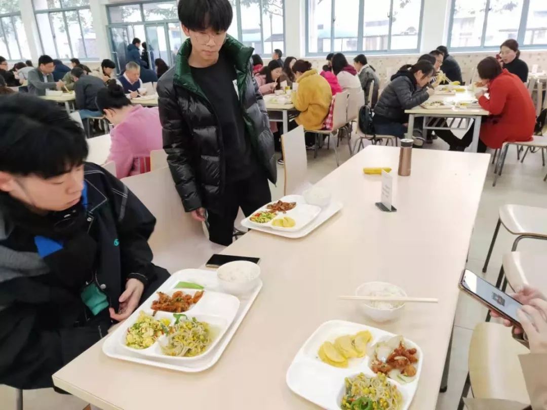 昂立日语培训  学员吃饭