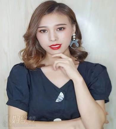 重庆峰翎美甲纹绣化妆美容培训学校  叶老师