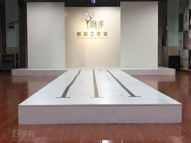 广州扬岸舞蹈工作室  T台模拟专业环境