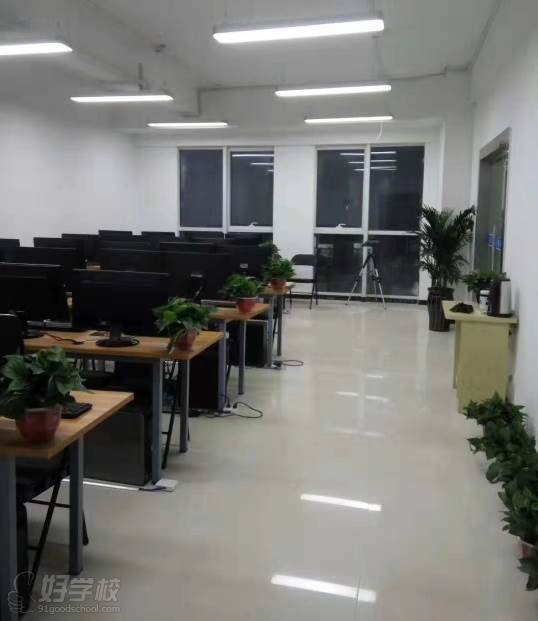 鄭州華人軟件設計學校  教學環境