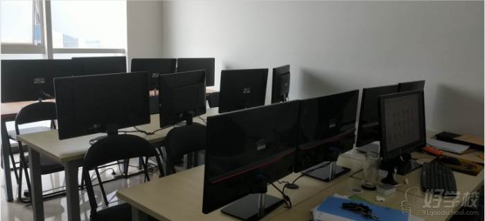 鄭州華人軟件設計學校  教室設備