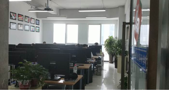 鄭州華人軟件設計學校  教學環境