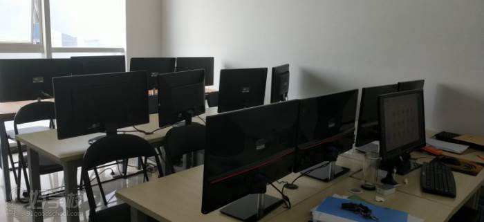 郑州华人软件设计学校  教室环境