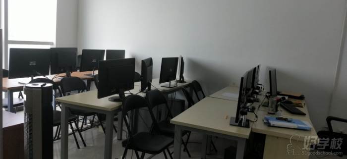 鄭州華人軟件設計學校  教室環境