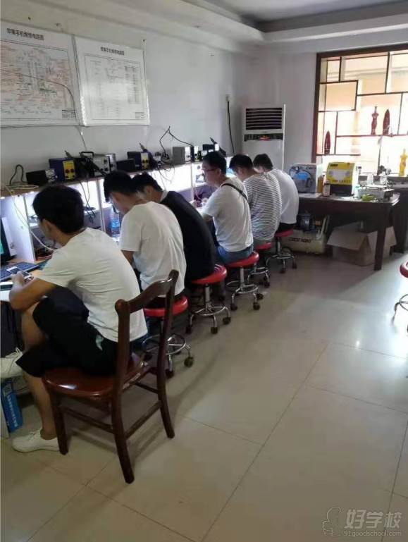 鄭州華人軟件設計學校  學習現場
